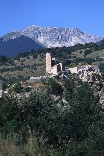 Alfedena - Il castello e la Meta Alfedena - Il castello e la Meta