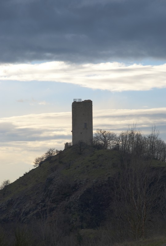 ''Di fronte alla Rocca, la Torre di Rossenella'' - Canossa