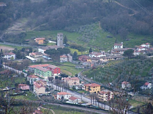 Borgo a Mozzano - Case, case, chiesa.
