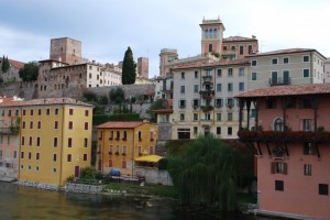 Il castello che domina sulle case colorate che si affacciano sul Brenta
