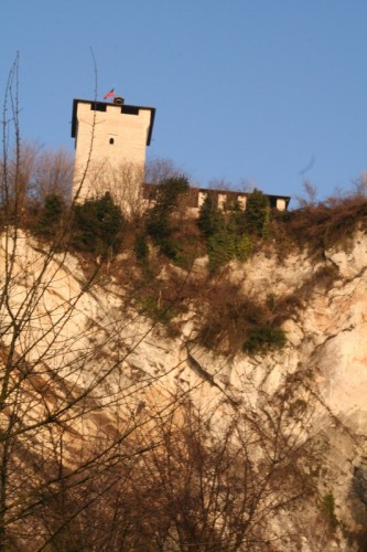 Angera - In cima al dirupo Angera - In cima al dirupo
