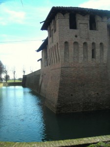 Il fossato gira intorno al castello