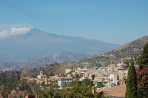 L’Etna fumante sorveglia Taormina