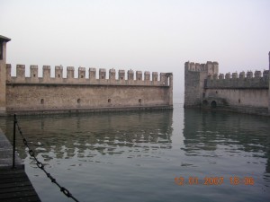 Castello di Sirmione, difesa sul lago