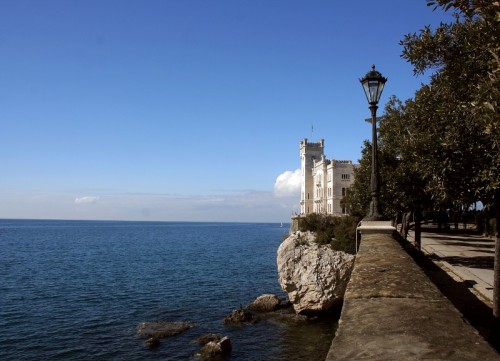 Trieste - Lascio il viale alberato affacciandomi al muretto ecco cosa mi appare alla vista