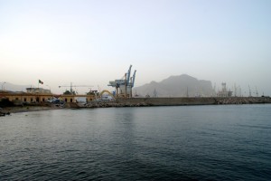 Palermo  i cantieri navali con sfondo su Monte Pellegrino