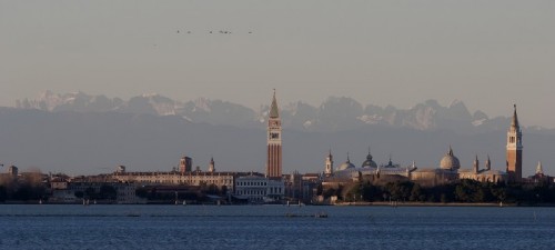 Venezia - Il Campanile con lo sfondo di Alpi e Prealpi