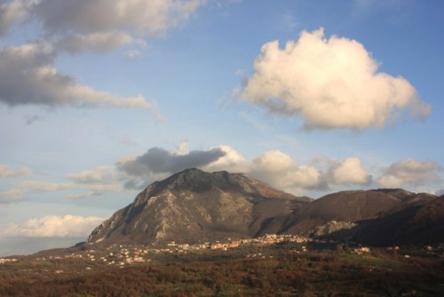 Chiusano di San Domenico - Chiusano e il monte Tuoro