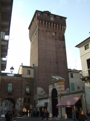 Vicenza - torrione e porta castello Vicenza - torrione e porta castello