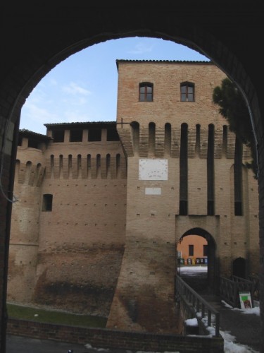 Forlimpopoli - Sbirciando da sotto il portico