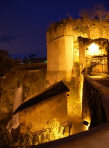 Particolare delle fortificazioni, con la cascata ed una porta.