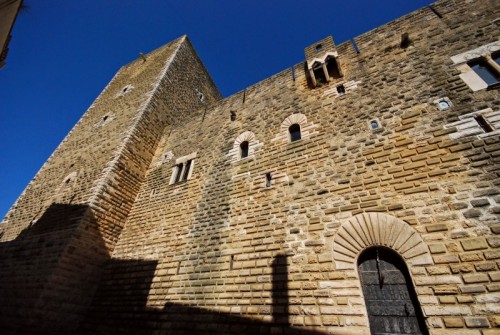 Gioia del Colle - l'altro ingresso del castello federiciano di Gioia del Colle