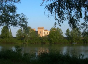 Il castello di Mesola visto dall’argine di Rivà