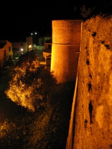 Un torrione delle mura di notte