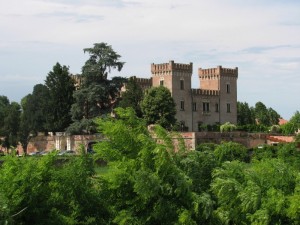 Castello di Bevilacqua in primavera