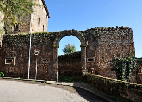 Bomarzo - La Porta dell'Antica Rocca di Mugnano Bomarzo - La Porta dell'Antica Rocca di Mugnano