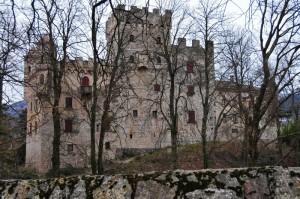 Il castello di Terlago seminascosto tra gli alberi
