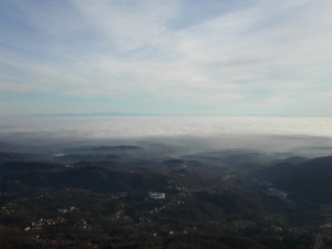 Dalla Panoramica Zegna: Mosso e pianura padana sotto un mare di nebbia