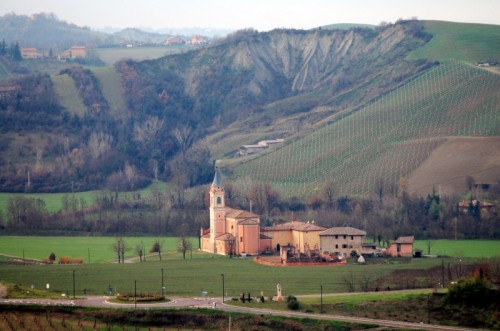 Castello di Serravalle - Corte, chiesa e calanco