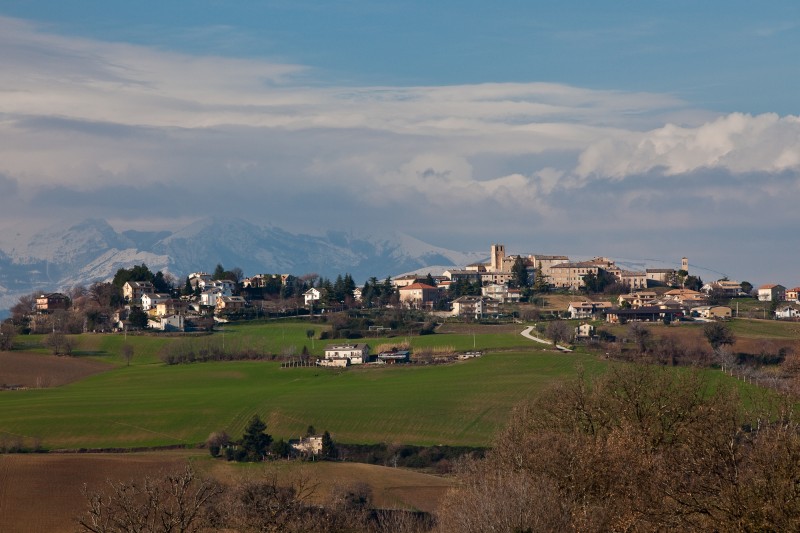 ''Resiste ridente alle nuvole inviate dalle montagne'' - Monteleone di Fermo