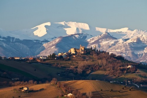 Monte Vidon Corrado - Le prime luci fanno capolino tra le colline