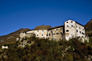 Il castello di Stenico in veste autunnale