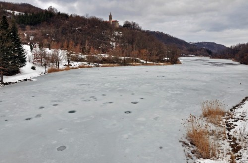 San Benedetto Val di Sambro - Laghetto ghiacciato di Castel dell' Alpe San Benedetto Val di Sambro - Laghetto ghiacciato di Castel dell' Alpe