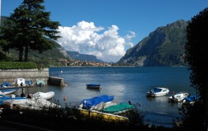 Abbadia Lariana vista dalla riva granda di Mandello Lario