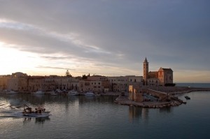 a Trani a quest’ora del tramonto si esce a cercare polpi