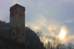 la torre degli Orsini sovrasta il paese