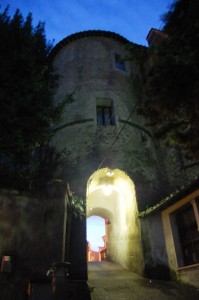 Torrione con  passaggio per  piazza castello.