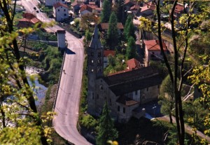 In alto il castello, in basso il paese