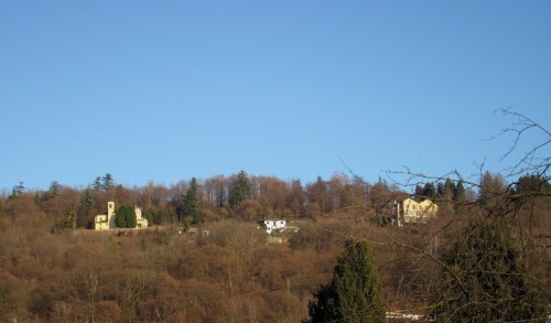 Ameno - Poche case e il Santuario Ameno - Poche case e il Santuario