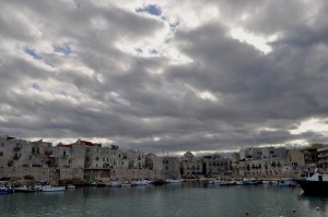 ..nuvole nere incombono sul piccolo porticciolo…