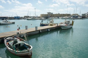 Panorama con barche al porto di Pozzallo
