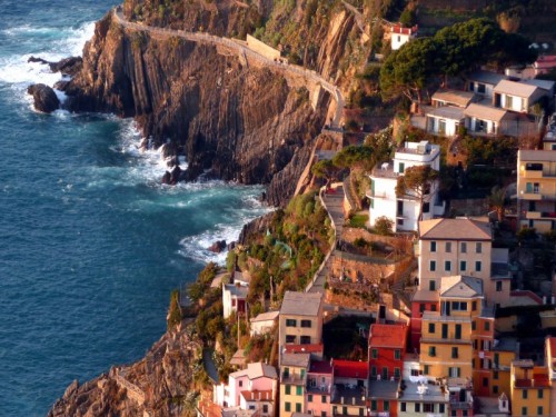 Riomaggiore - passeggiando sulla via dell'amore alle cinque terre Riomaggiore - passeggiando sulla via dell'amore alle cinque terre