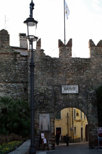 Lazise - Una delle porte delle mura medioevali di Lazise