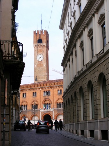 Treviso - La Torre Civiva e il Palazzo della Prefettura