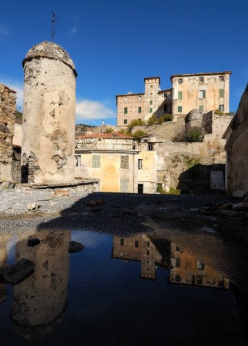 Balestrino - Il castello si specchia