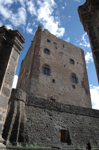 Adrano - Strana cornice per un castello