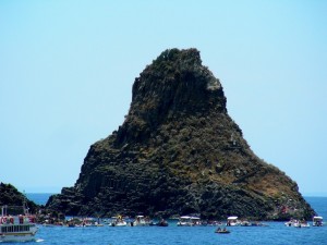 Quando un vulcano abbraccia il mare…