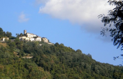 Castelnuovo di Garfagnana - Lungo la via...un paesino arroccato...
