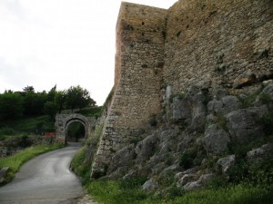 Un tratto delle mura e la porta Maggiore