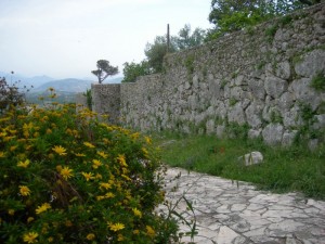 Le antiche mura del castello di San Leucio