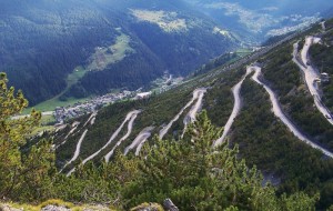 ” La scalinata che porta al Passo dello Stelvio “