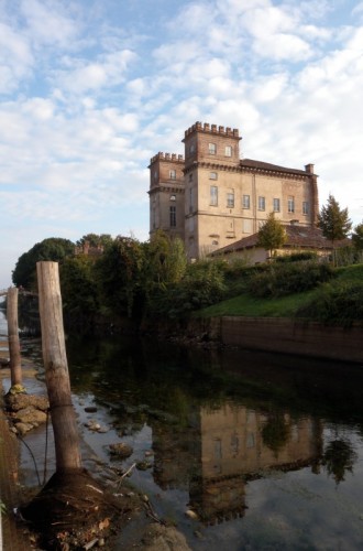 Robecco sul Naviglio - Il Castello di Robecco (riflesso) sul Naviglio