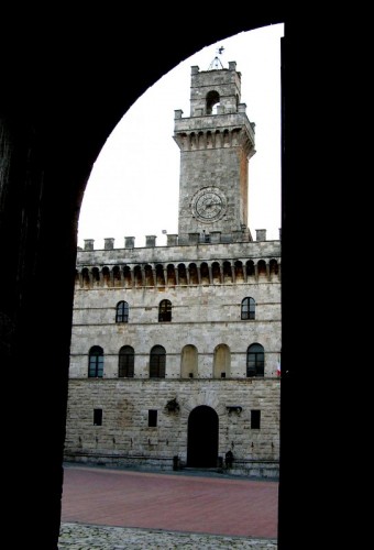 Montepulciano - Dal portone... Montepulciano - Dal portone...