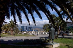 Puccini in silenzio ascolta le sue arie.