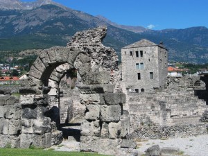 AOSTA - Porte del teatro romano e torre sullo sfondo