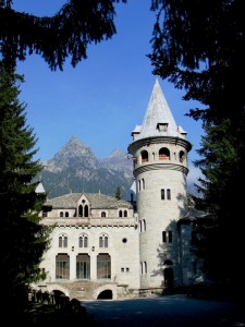 Tra i pini spunta il castello dei Savoia